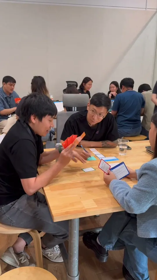 ผู้เล่นถือการ์ด Client Quest